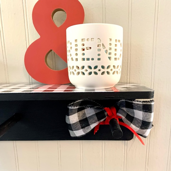 Wall Shelf with Pegs - Picture 8 of 10